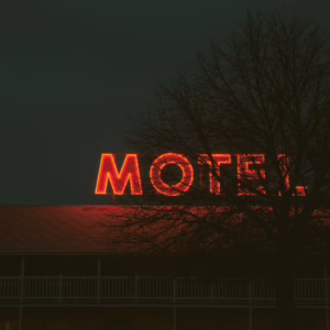Policial e mulher são encontrados mortos em banheira de motel em SC | Foto: Canva/Reprodução