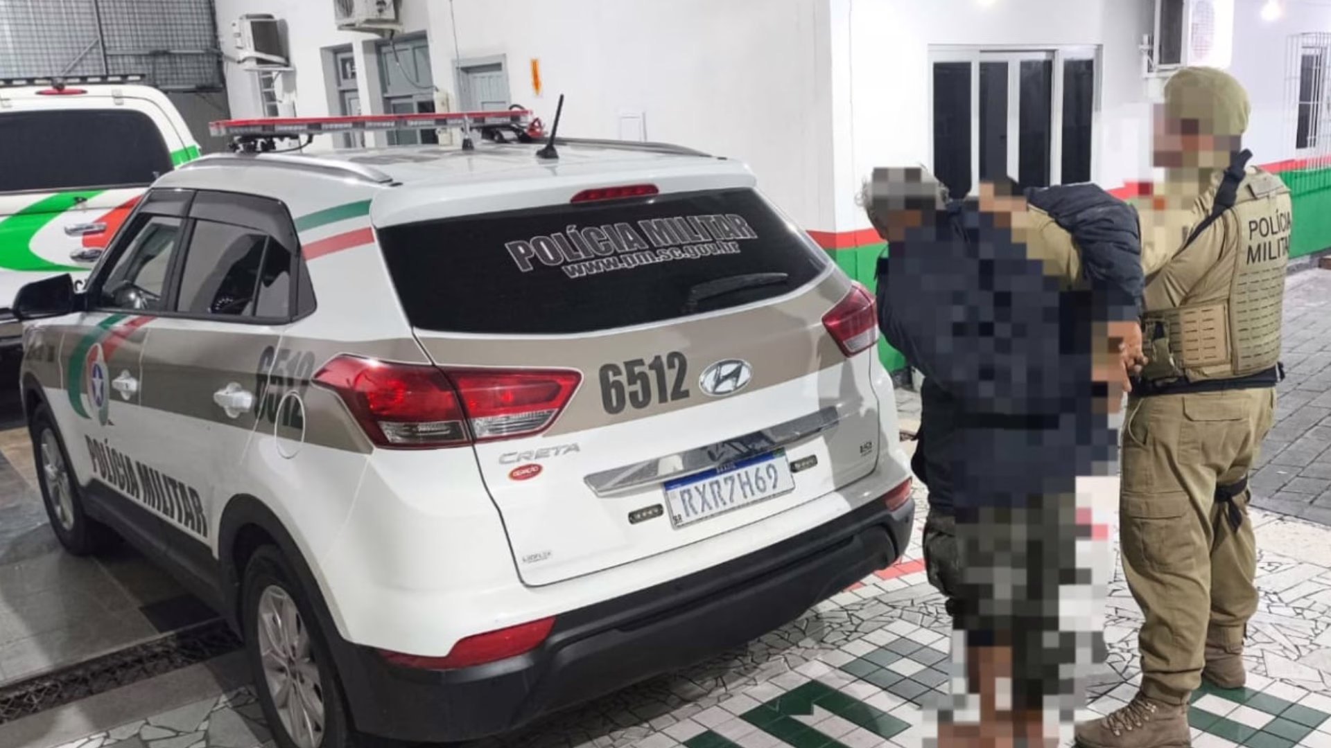 Homem acusado de matar ex-esposa a facadas é preso próximo ao local do crime em SC – Imagem: reprodução/ PMSC