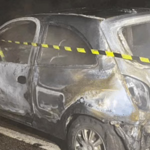 Corpo carbonizado e cápsulas de munição são encontrados perto de carro em chamas na BR-116, em Lages  - Imagem: CBMSC