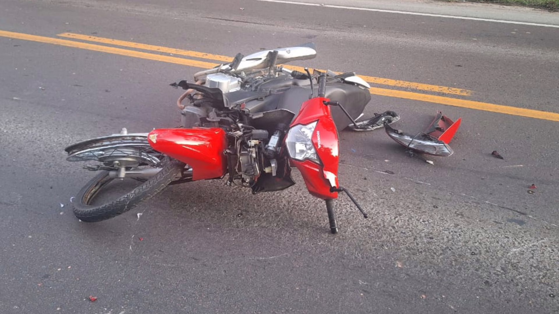 Mulher morre após cair de moto e ser atropelada por caminhão em rodovia de SC | Foto: PMRv/Reprodução