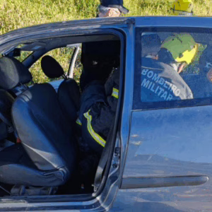 Vítima presa às ferragens é resgatada após grave acidente entre carros e moto em Florianópolis - Imagem: reprodução/ CBMSC