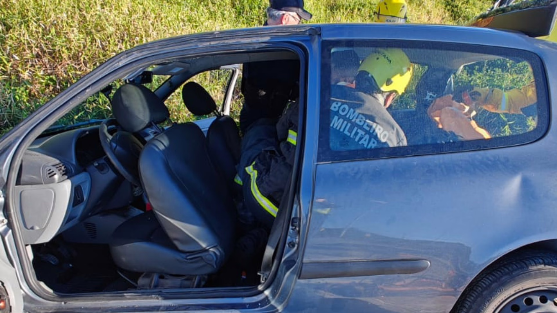 Vítima presa às ferragens é resgatada após grave acidente entre carros e moto em Florianópolis – Imagem: reprodução/ CBMSC