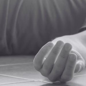 Homem morre 'esmagado' após mulher de 100 kg cair sobre ele; entenda | Foto: Canva/Reprodução