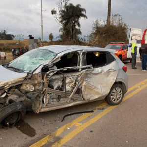 Motorista fica ferida após colisão entre carro e caminhão na SC-110 - Imagem: reprodução/ CBMSC