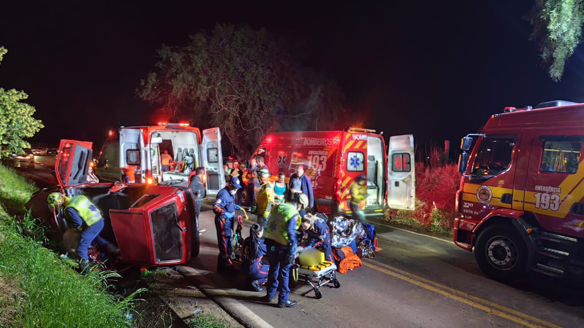 Bombeiros cortam teto de carro para resgatar vítimas de acidente em SC – Imagem: reprodução/ CBMSC