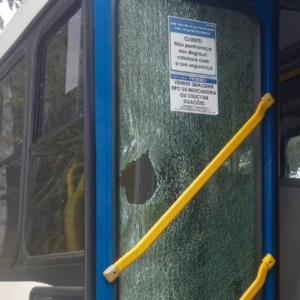 Cadeirante apedreja ônibus e causa confusão no trânsito em Florianópolis. | Foto: Ricardo Coelho/ reprodução. 
