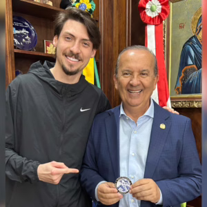 Jair Renan entrega medalha de 'imbrochável' a Jorginho Mello | Foto: Redes sociais/Reprodução