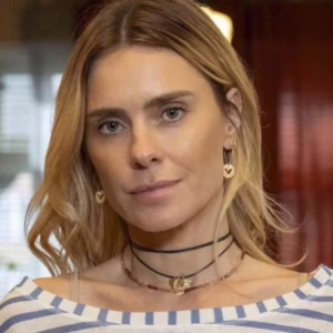 Aos 46 anos,Carolina Dieckmann revela truque simples para manter a pele jovem e radiante