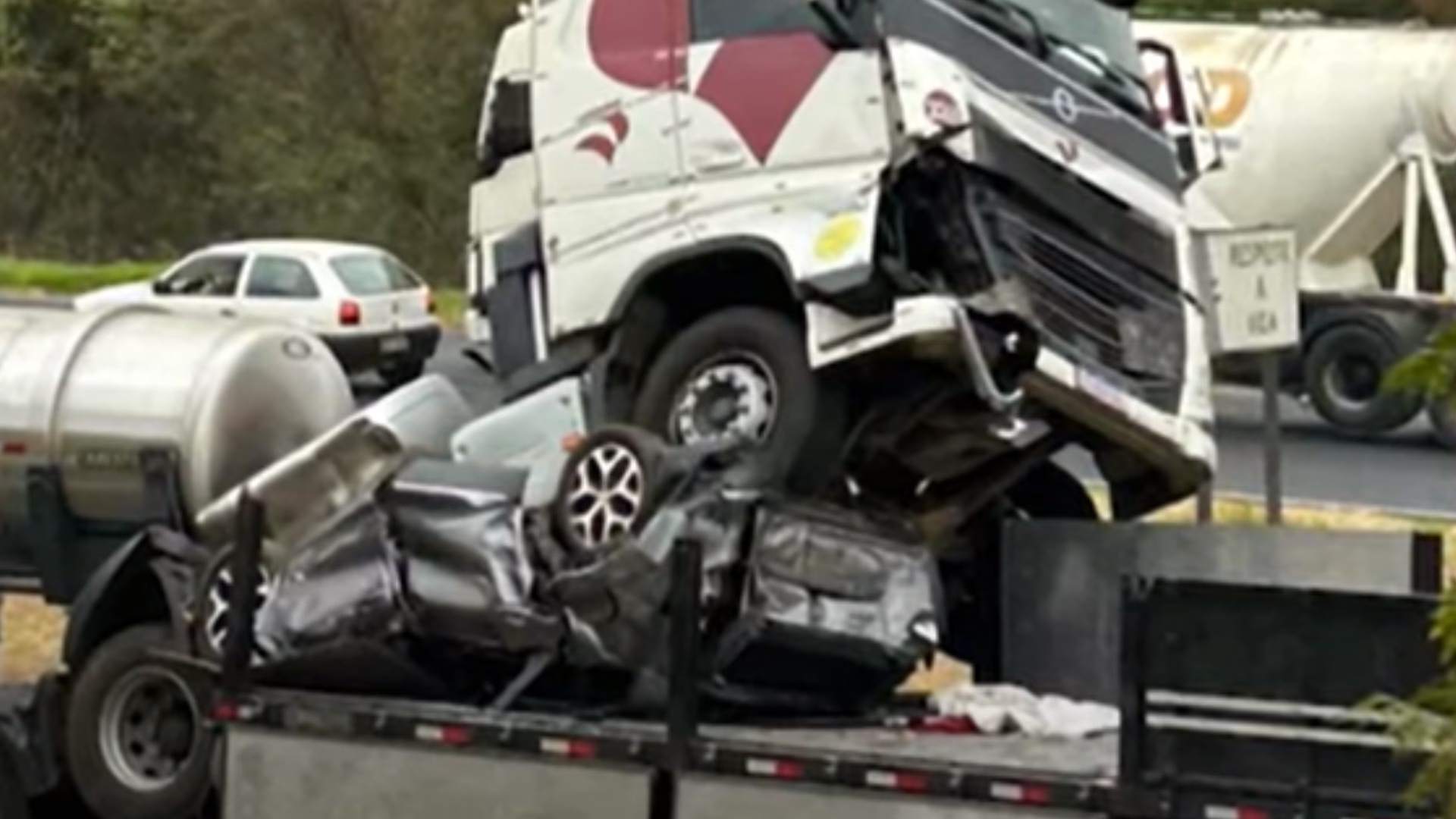 Motorista morre ao ser esmagado por carreta; caminhoneiro teria dormido ao volante em SP – Imagem: reprodução/ SBT