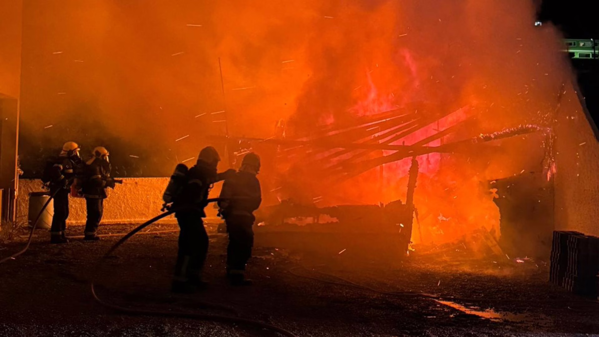 Família é resgatada durante incêndio em Florianópolis; ‘temperatura chegou a 650º’ | Foto: PM/Reprodução
