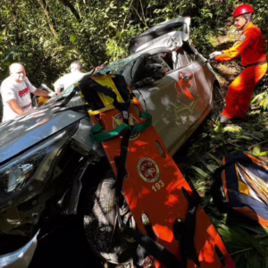 Mãe e filha escapam de acidente grave após carro despencar em ribanceira. | Foto: CBMSC/ reprodução. 