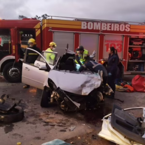 Motorista é retirado das ferragens após acidente com cinco feridos na BR-470 - Imagem: reprodução/ CBMSC