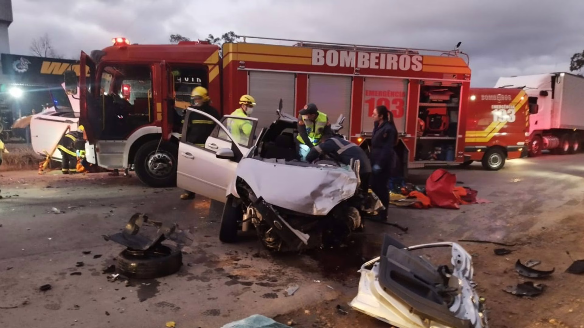 Motorista é retirado das ferragens após acidente com cinco feridos na BR-470 – Imagem: reprodução/ CBMSC