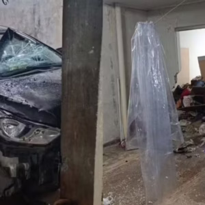 Homem invade casa com carro após esposa negar relação sexual - Imagem: reprodução/ Massa