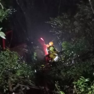 Idoso é resgatado após carro capotar e cair em ribanceira de 30 metros na SC-283 - Imagem: reprodução/ CBMSC