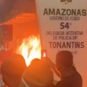 Homem acusado de feminicídio é queimado vivo após população invadir delegacia - Imagem: SBT News/ reprodução
