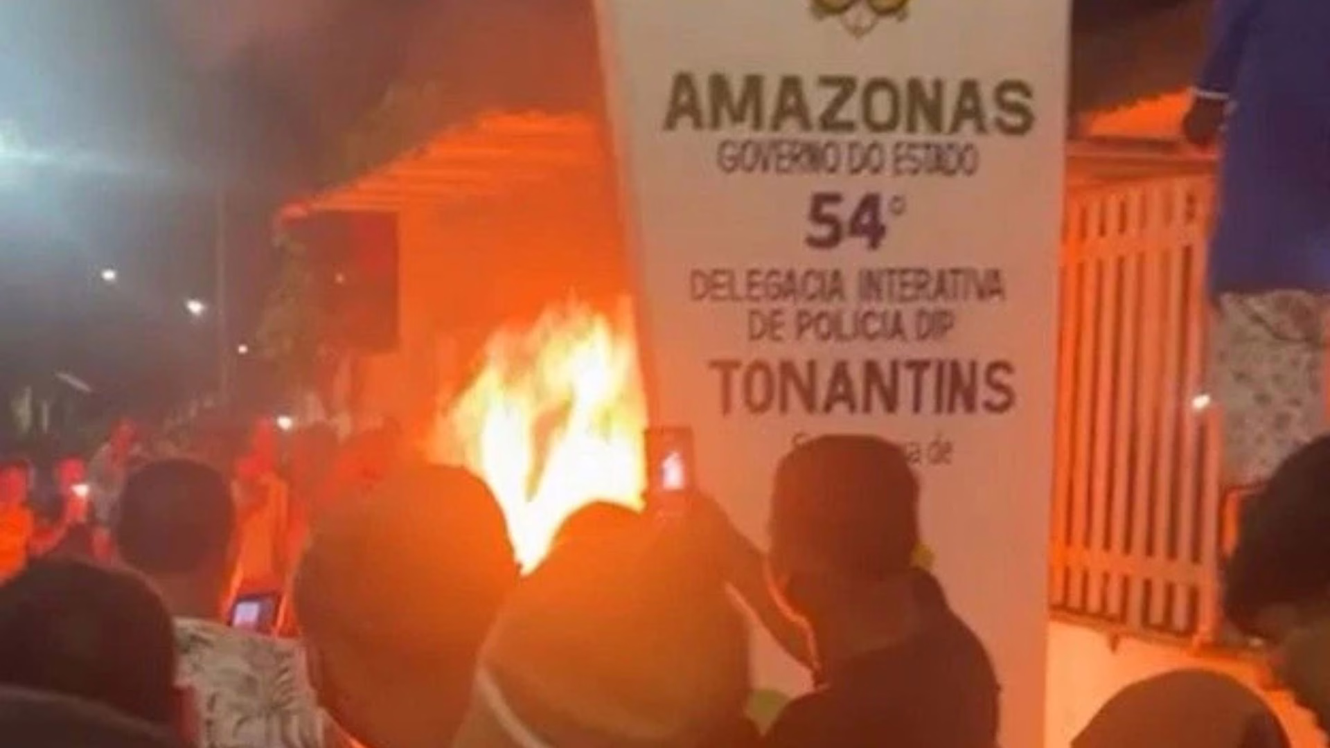 Homem acusado de feminicídio é queimado vivo após população invadir delegacia – Imagem: SBT News/ reprodução