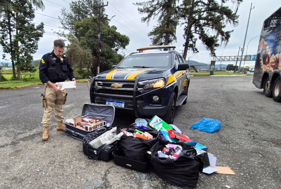 Três passageiros são presos com drogas e produtos contrabandeados em Joinville (1)