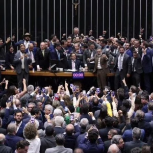 Alguns parlamentares chegaram a impedir o acesso de Hugo Motta à cadeira da presidência. Bruno Spada/Câmara dos Deputados