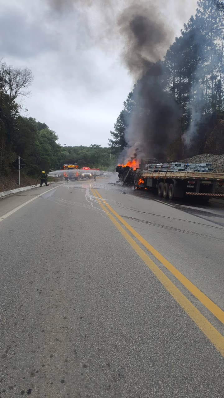 VÍDEO carreta tomba e pega fogo na BR-282 em SC