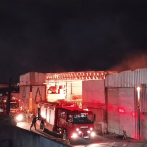 Incêndio atinge área de reciclagem em Palhoça e mobiliza bombeiros l Foto: CBM