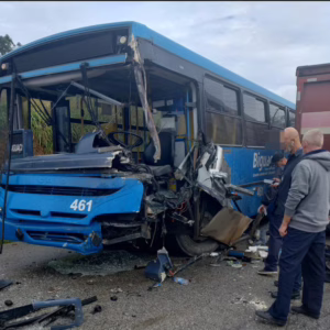 Colisão frontal entre caminhão e ônibus deixa motorista ferido em SC; veja imagens | Corpo de Bombeiros de SC