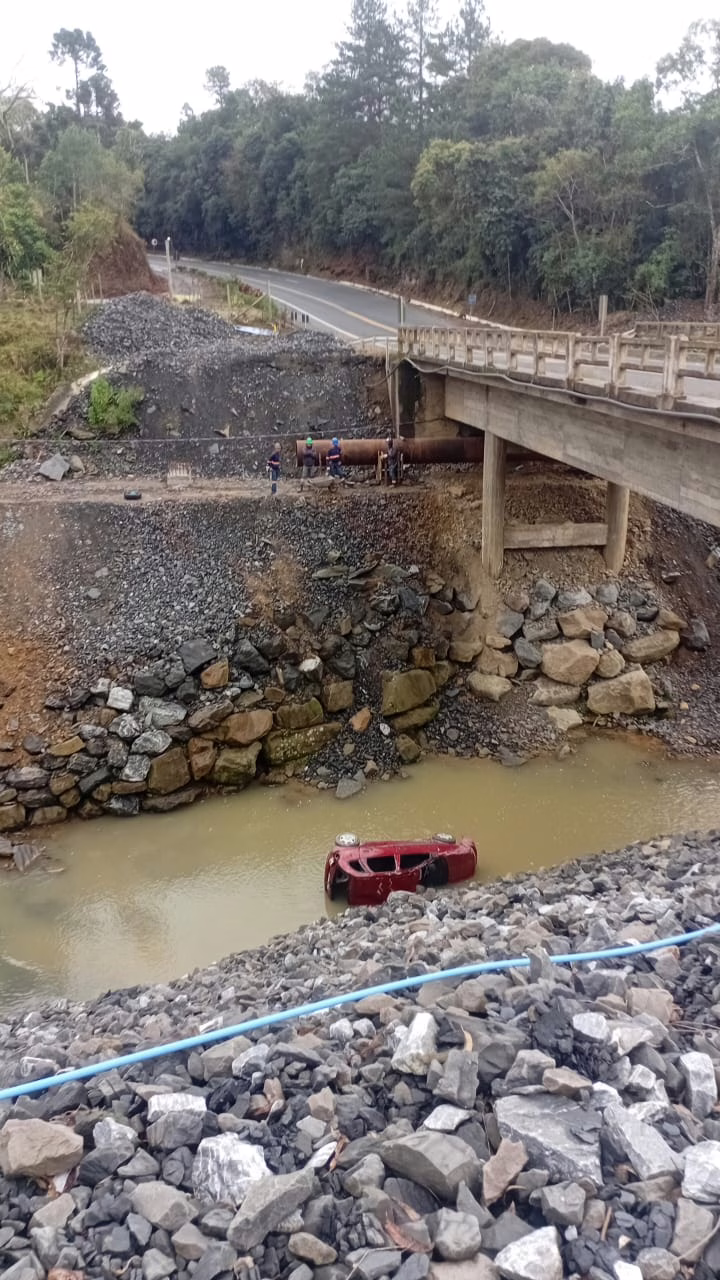 Motorista perde o controle e carro despenca de ponte em SC 