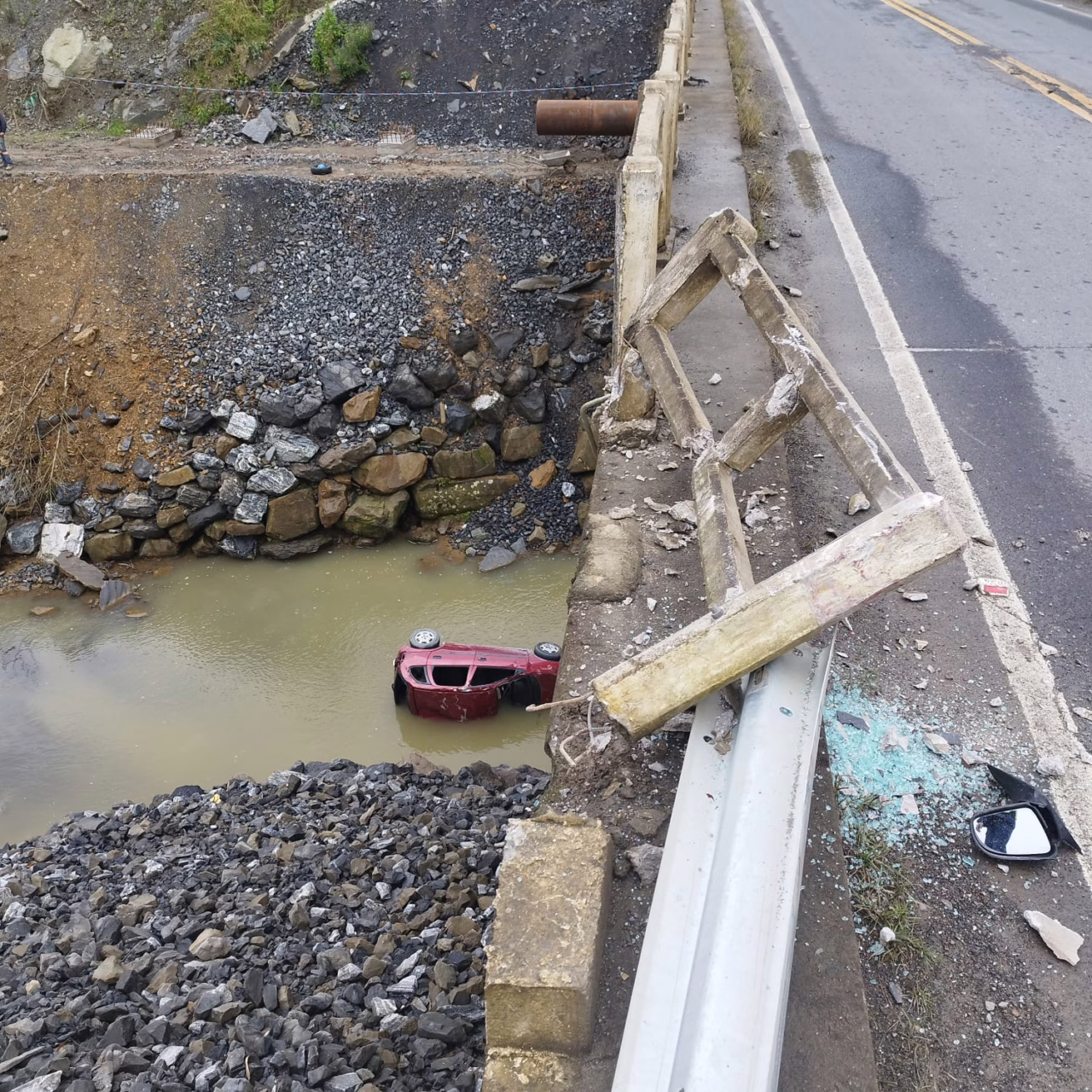 Motorista perde o controle e carro despenca de ponte em SC 