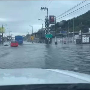 Maré alta provoca alagamentos e transtornos no litoral de SC; veja imagens | Imagem: PMRv