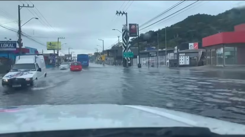 Maré alta provoca alagamentos e transtornos no litoral de SC; veja imagens | Imagem: PMRv
