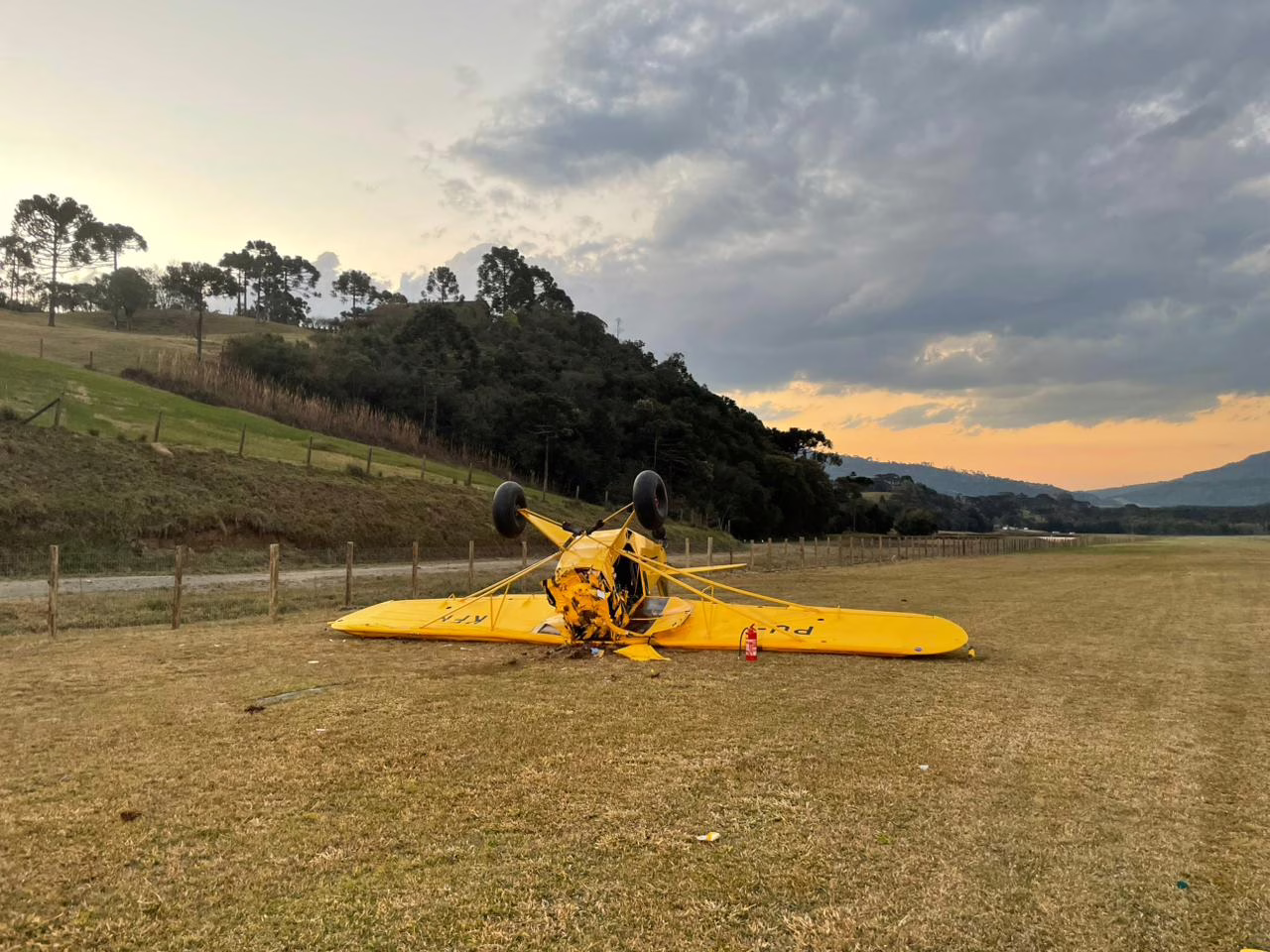 Avião de pequeno porte cai em SC e deixa um morto e outro ferido. - Foto: CBMSC/Reprodução