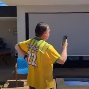 Bolsonaro acompanha manifestações por telefone, de casa e com tornozeleira eletrônica l Foto: Reprodução / Redes sociais