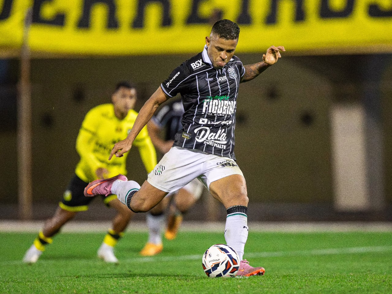 O Figueira, mais seguro defensivamente, resistia e esperava a chance para matar o jogo. - Foto: Henrique César / 55 Press/ Reprodução