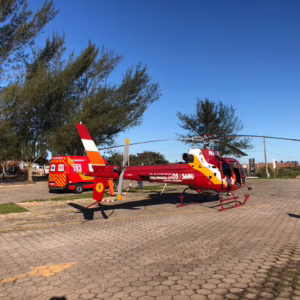 Adolescente tem reação alérgica grave e é resgatada de helicóptero em Florianópolis. - Foto: CBMSC/Reprodução