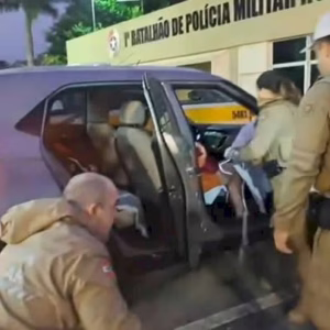 Bebê nasce dentro de carro a caminho da maternidade e é socorrido por policiais rodoviários em SC
