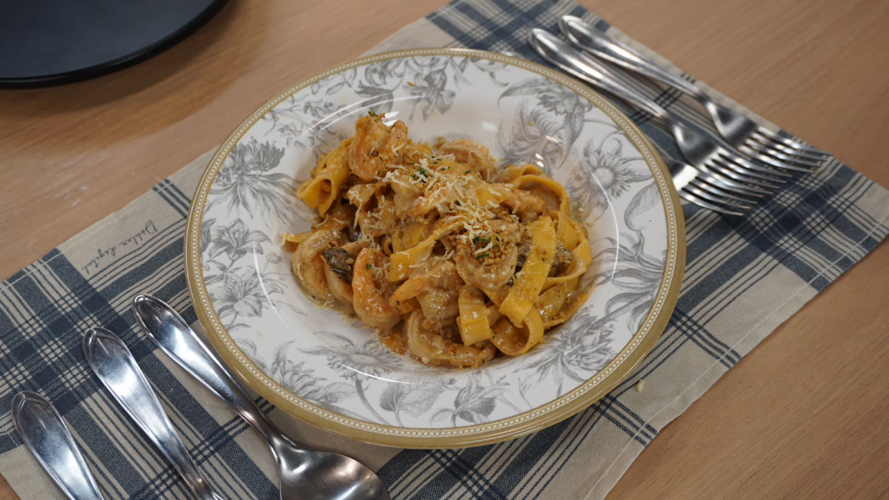 O prato vencedor, Pappardelle com molho de Natas, Camarão e Porcini, que conquistava o coração da avó em casa, também agradou aos chefes. - Foto: SCC SBT/ Reprodução