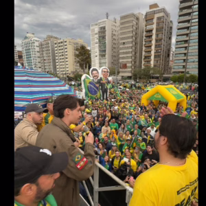 Com frase de efeito, Renan Bolsonaro evita discurso l Crédito imagens / Rafael Hawk