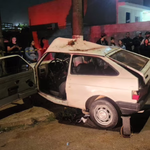 Acidente em Lages deixa quatro feridos após colisão de carro com poste | Foto: 5º BBM