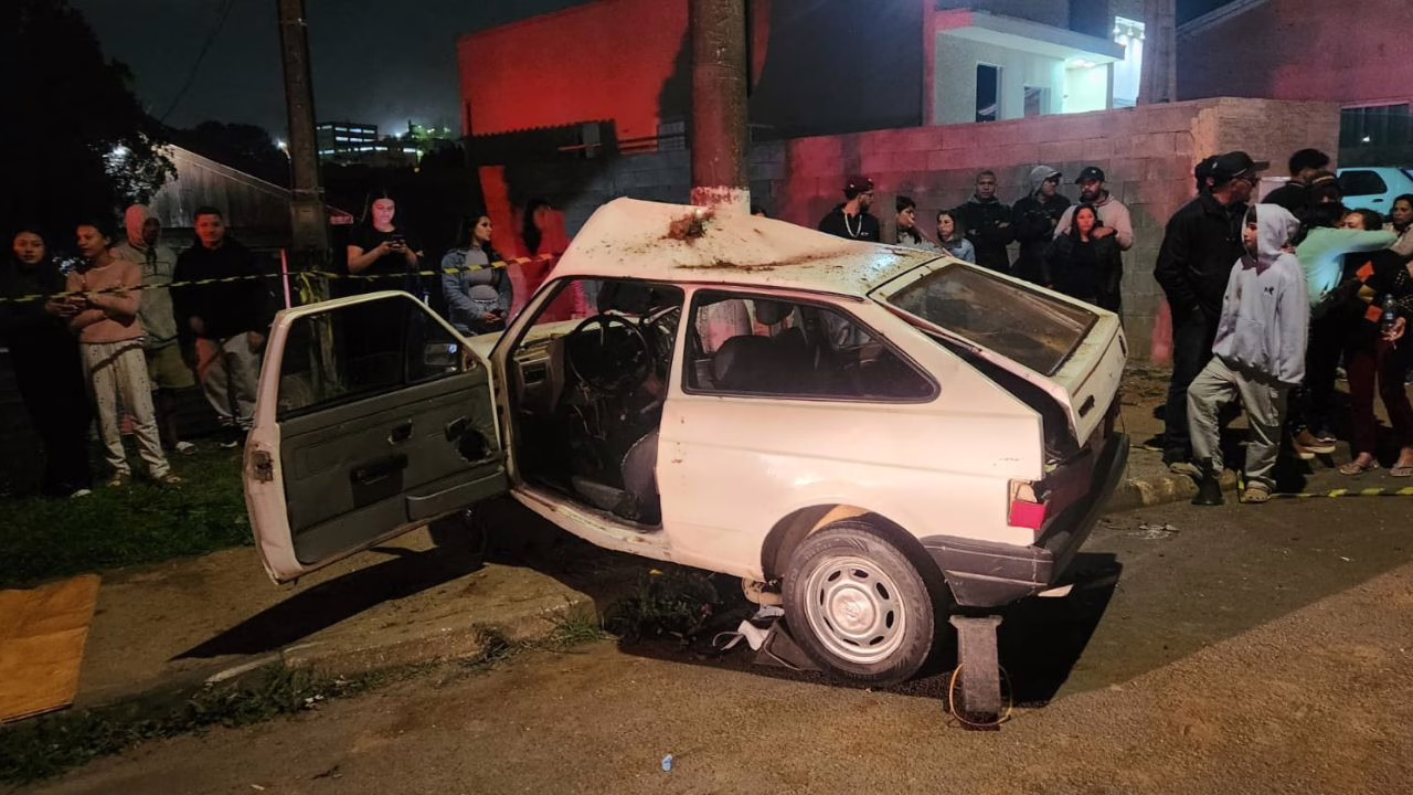 Acidente em Lages deixa quatro feridos após colisão de carro com poste | Foto: 5º BBM