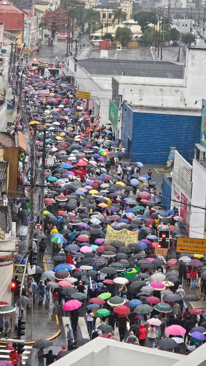 Atos contra anistia e a PEC da Blindagem mobilizam manifestantes em SC