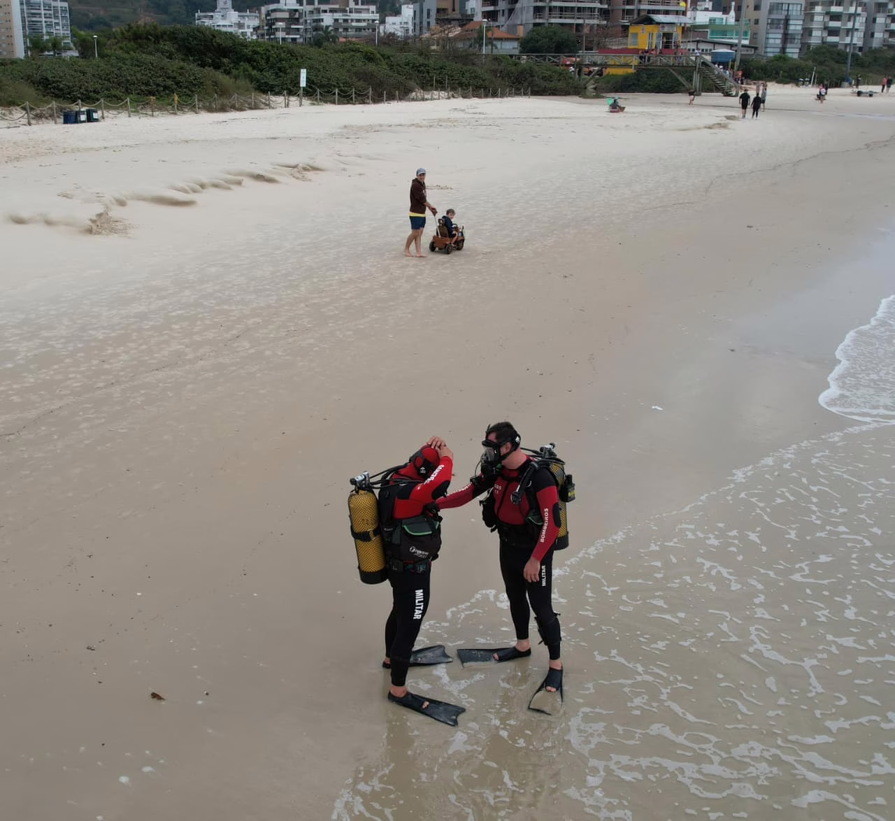 Bombeiros intensificam buscas por adolescente desaparecido em praia de SC (1)