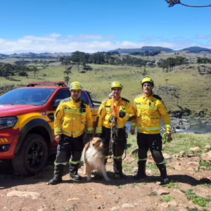 Bombeiros resgatam cão caído em cachoeira de Bom Jardim da Serra | Foto: 5º BBM