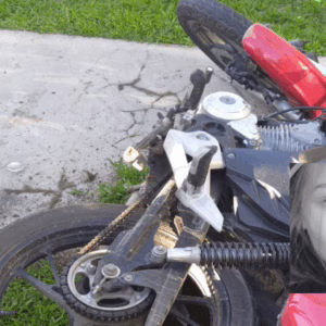 Jovem de 20 anos morre em acidente entre moto e carro em SC - Imagem: reprodução