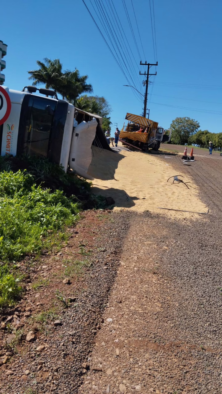 Caminhão capota, colide com carro e espalha carga na SC-283 