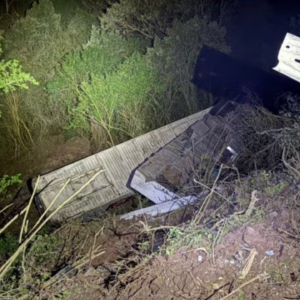 Caminhão sai da pista e despenca em ribanceira em Otacílio Costa | 5º BBM