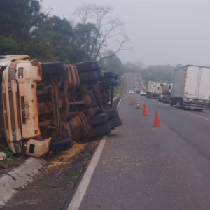 Motorista saiu de pista e acabou tombando a carreta no trecho em Xanxerê | Imagem: PRF/Reprodução