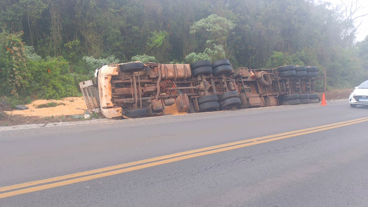 Carreta tomba e motorista fica ferido na BR-282; rodovia será interditada 