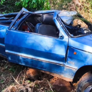 Veículo caiu em uma ribanceira na linha Lageado Veríssimo, interior de Chapecó | Imagem: CBMSC/Reprodução