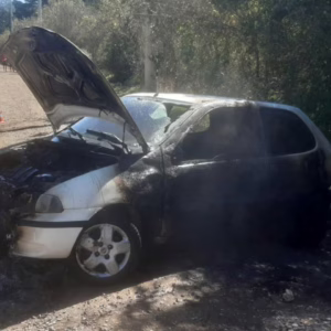 Carro capota e pega fogo em Correia Pinto | 5º BBM