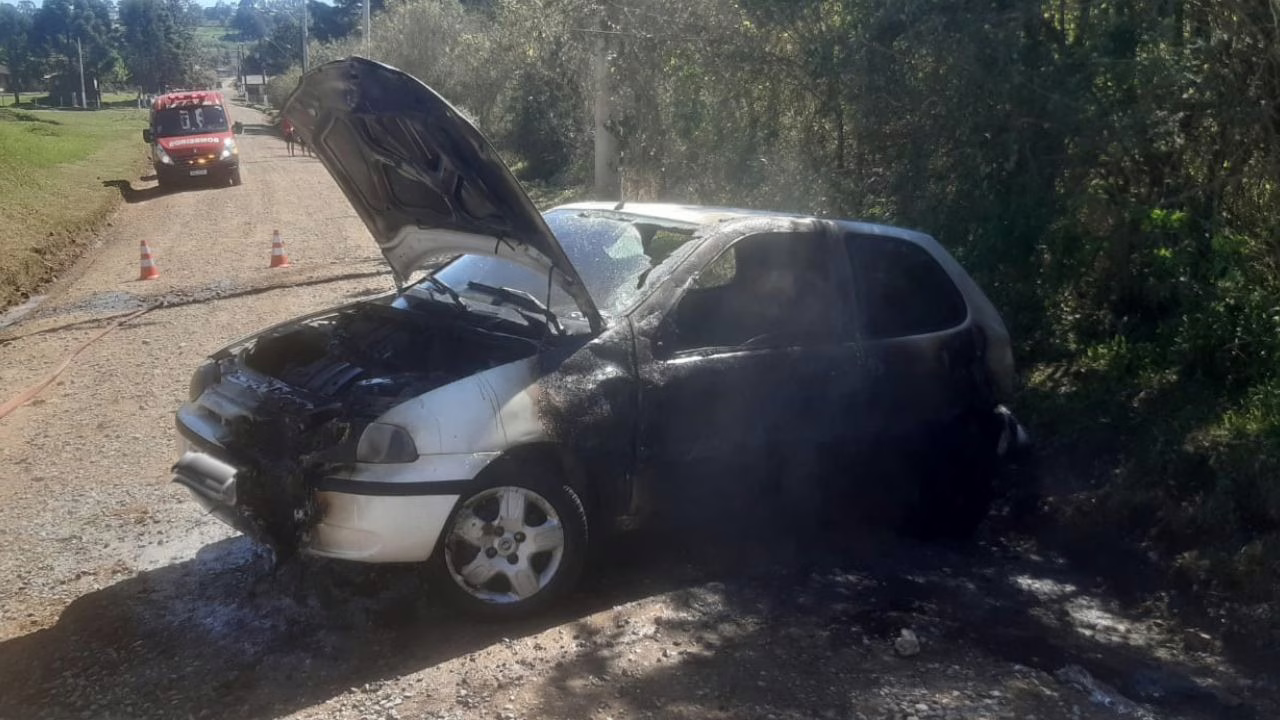 Carro capota e pega fogo em Correia Pinto | 5º BBM Carro capota e pega fogo em Correia Pinto | 5º BBM